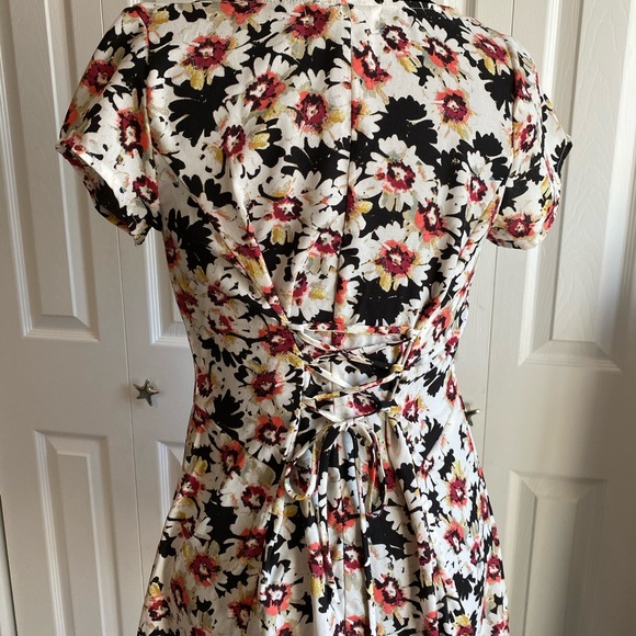 Floral Button up & Tie in the back dress - Picture 5 of 8